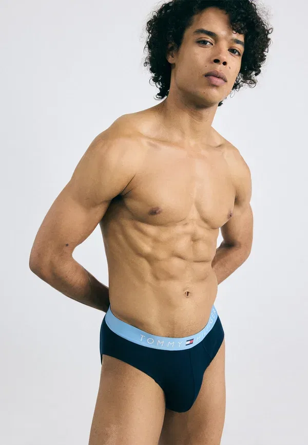 Комплект из 3 трусов Body-hugging Original brief 3 pack Tommy Hilfiger black, черный — фото 3