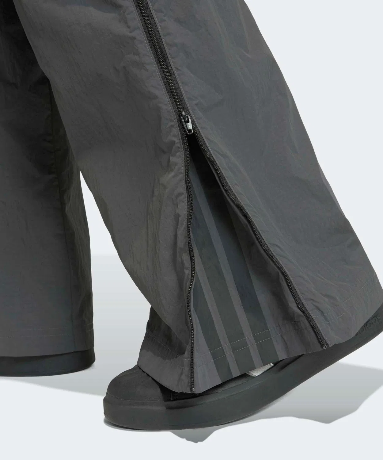Женские спортивные брюки с боковыми карманами City Tech Woven Zip Pant Adidas, Grey — фото 4