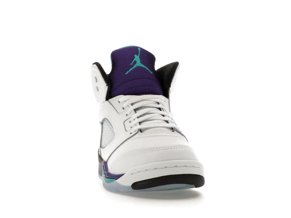 Детские кроссовки с классическим дизайном Jordan 5 Retro Jordan, White/Grape Ice-New Emerald — фото 2