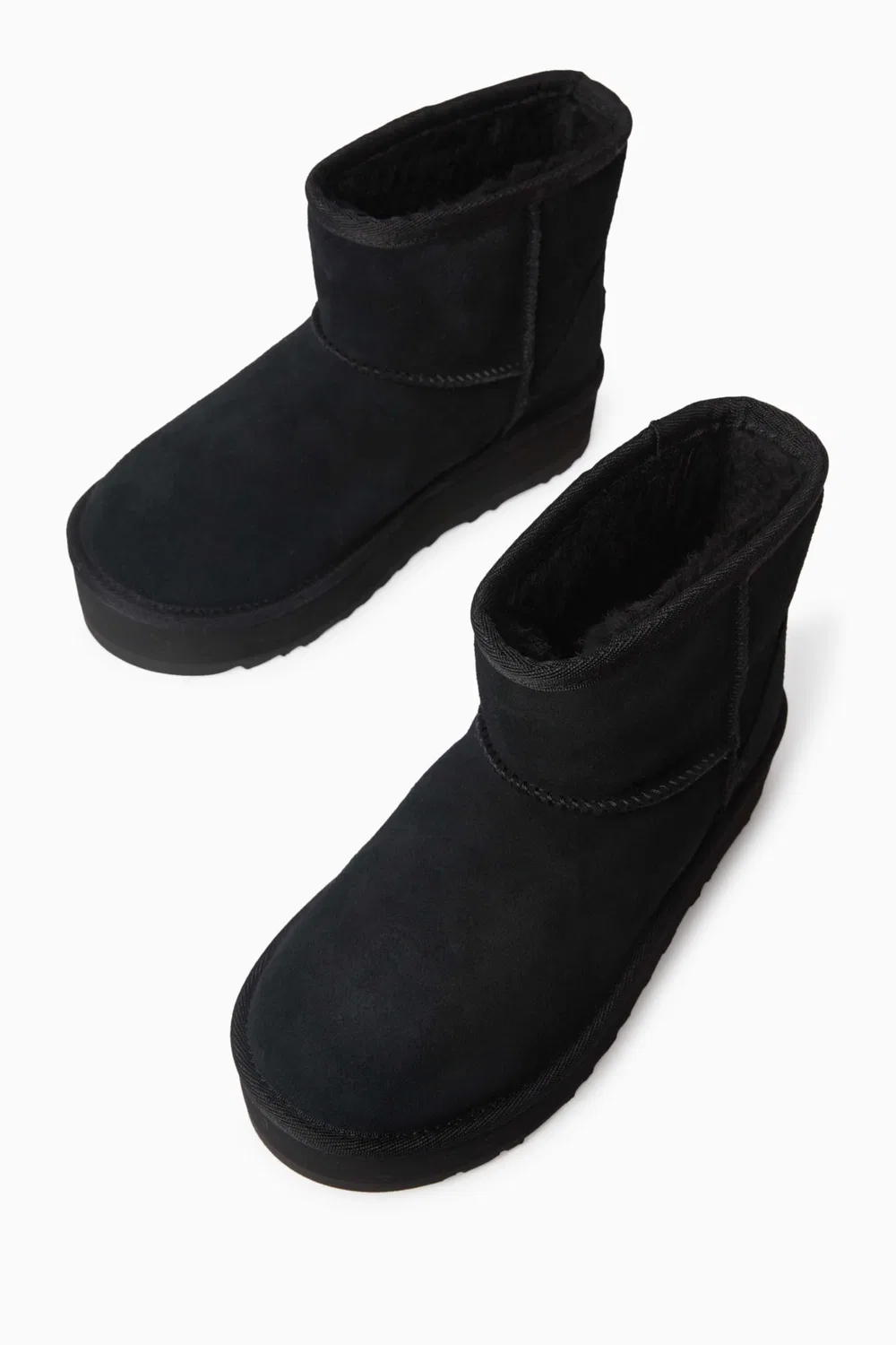 Ботинки на платформе из замши Classic Mini UGG, черный — фото 3