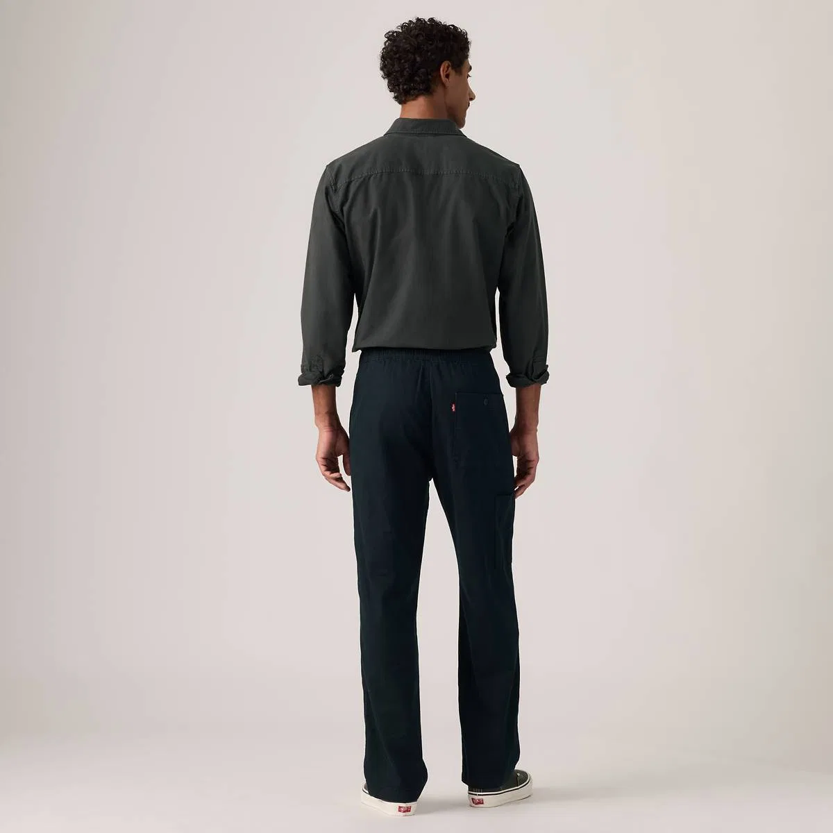 Удобные, свободные, из хлопка и льна, мужские брюки-трансформеры Levi's, Mineral Black - Black — фото 4