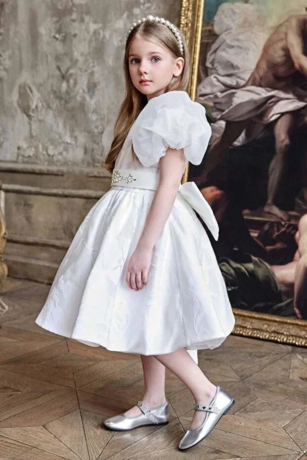 Детское платье для девочек сатиновое с моделью Girl'S white satin evening dress with diamond-studded waistband, ribbon belt detail, leaf embroidery, and balloon sleeves Riccotarz, White — фото 2