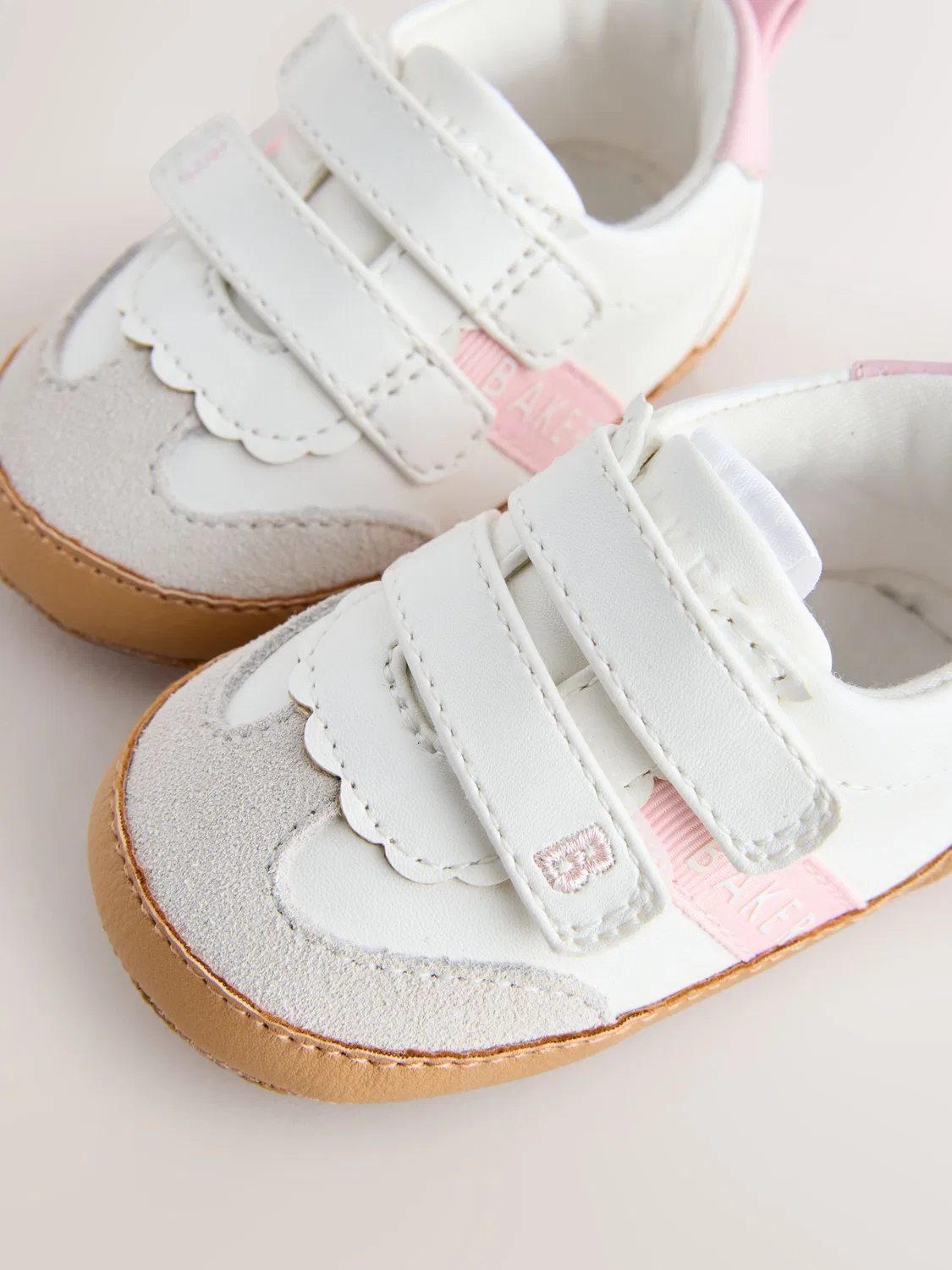 Кроссовки Baker by Ted Baker Baby Gum Sole Trainers Padders, белые/розовые — фото 3