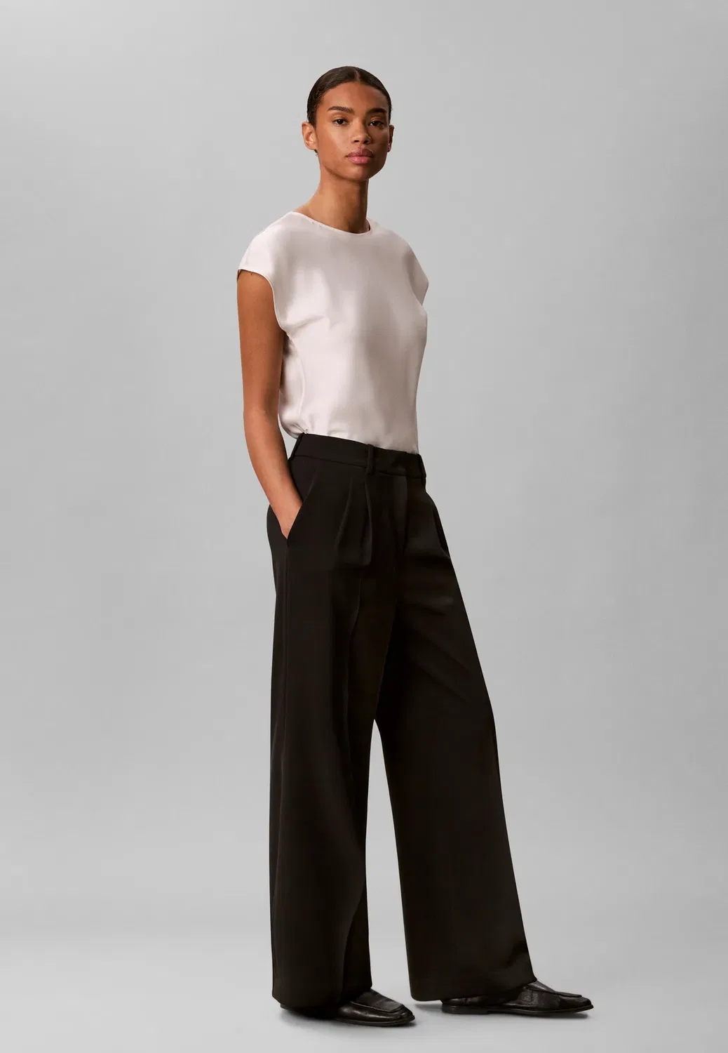 Аккуратные широкие складки на штанинах - широкие штанины Calvin Klein, Black — фото 4