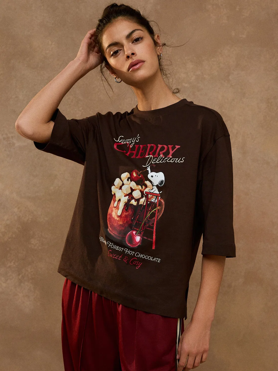 Next Коричневая футболка с круглым вырезом Snoopy License свободного кроя и рукавами до локтя — фото 3