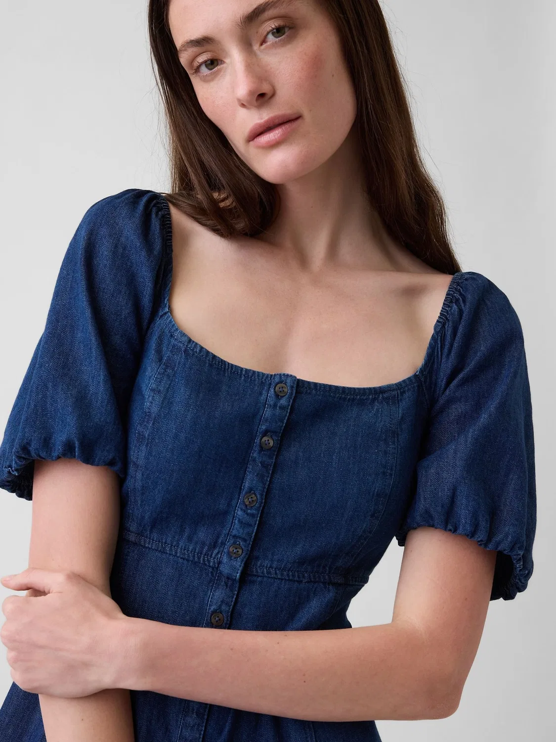Платье-макси джинсовое Gap Dark Wash, темная стирка — фото 4