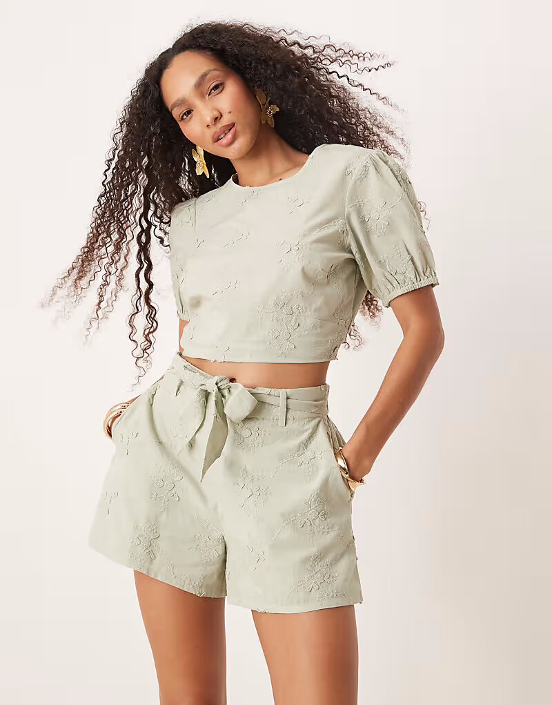 

Шорты с объемной цветочной вышивкой зеленого цвета Asos Design