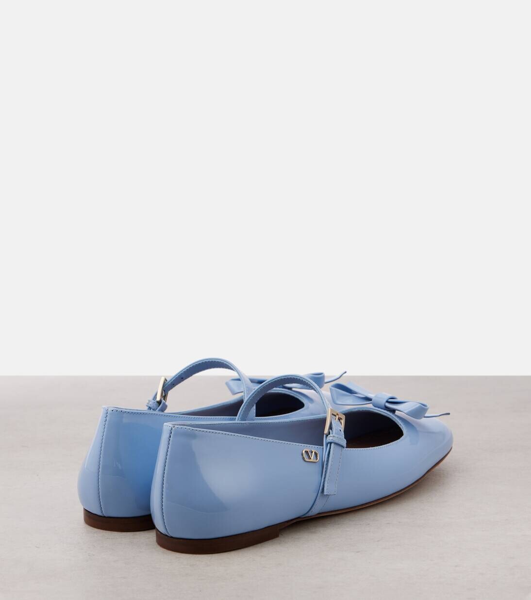 Туфли-лодочки «Мэри Джейн» из лакированной кожи Romance Bow Valentino Garavani, цвет popeline blue — фото 3