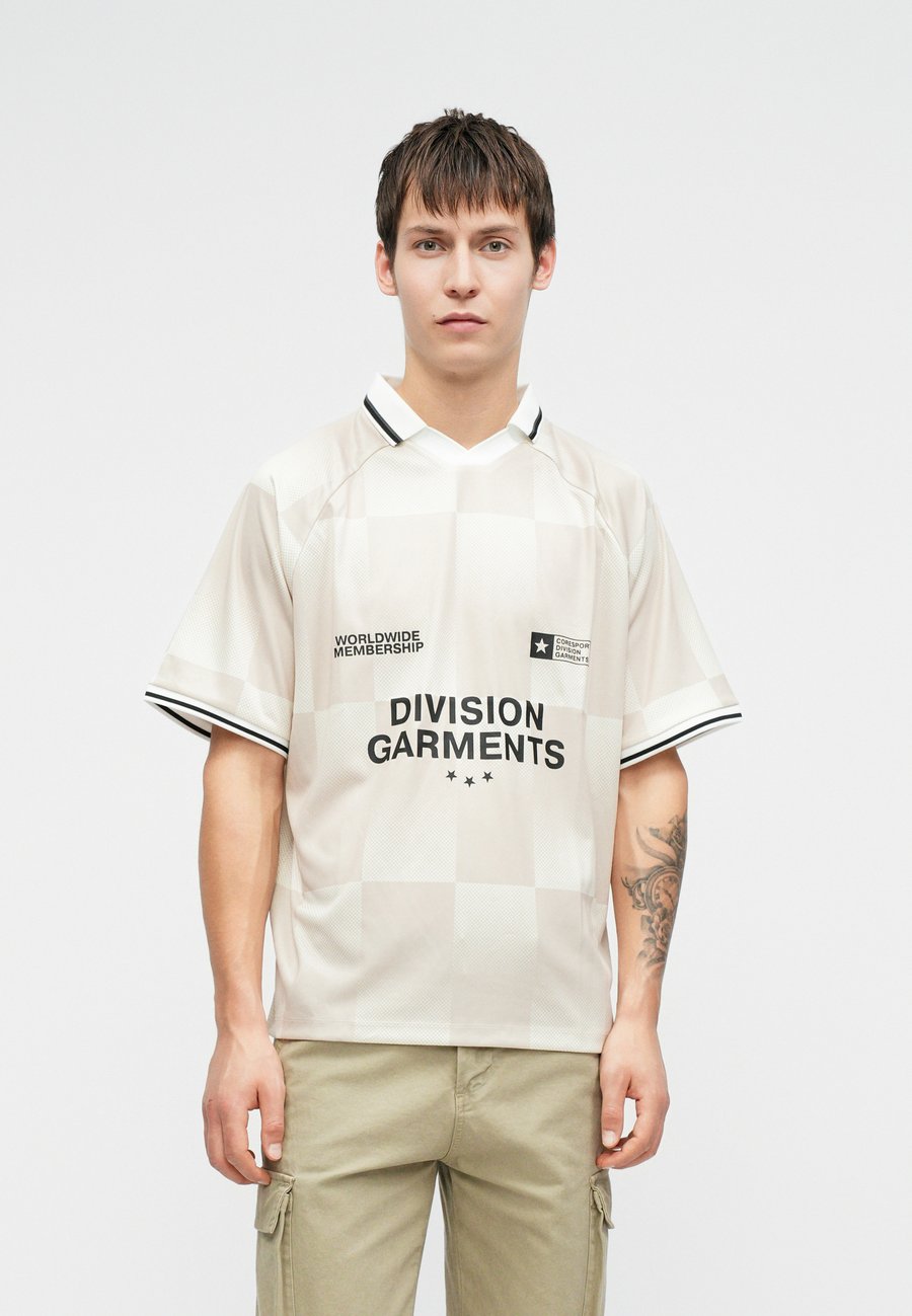 

Футболка Jack & Jones JCOCREST FOOTBALL TEE COLLAR, Cloud Dancer/Off-White, Белый, Футболка Jack & Jones JCOCREST FOOTBALL TEE COLLAR, Cloud Dancer/Off-White