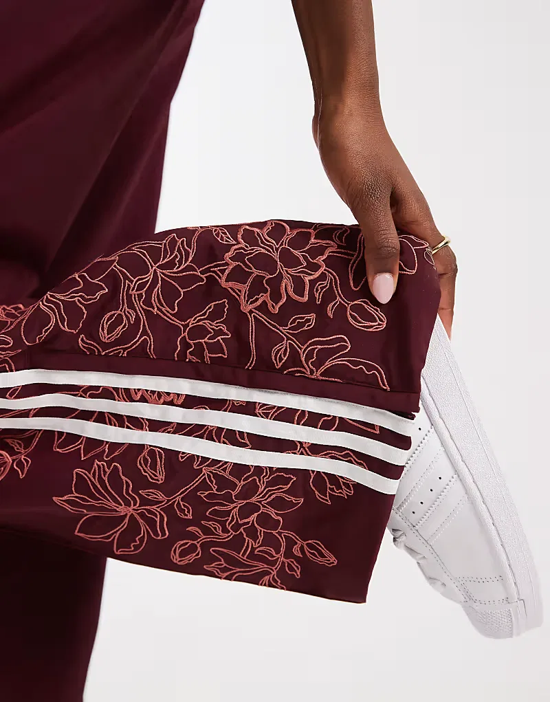 Спортивные брюки Adidas Originals Firebird свободного кроя с цветочным вышитым узором, бордовый — фото 3