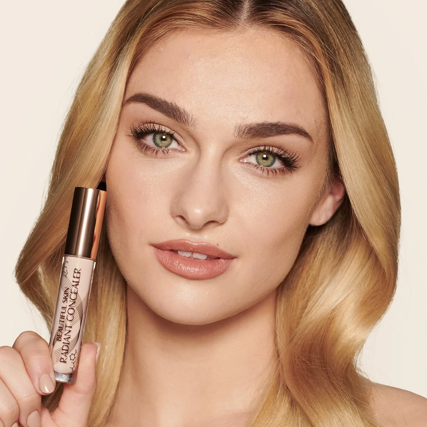 Консилер с кистью для макияжа Beautiful Skin Radiant, Charlotte Tilbury, Shade 4 — фото 3