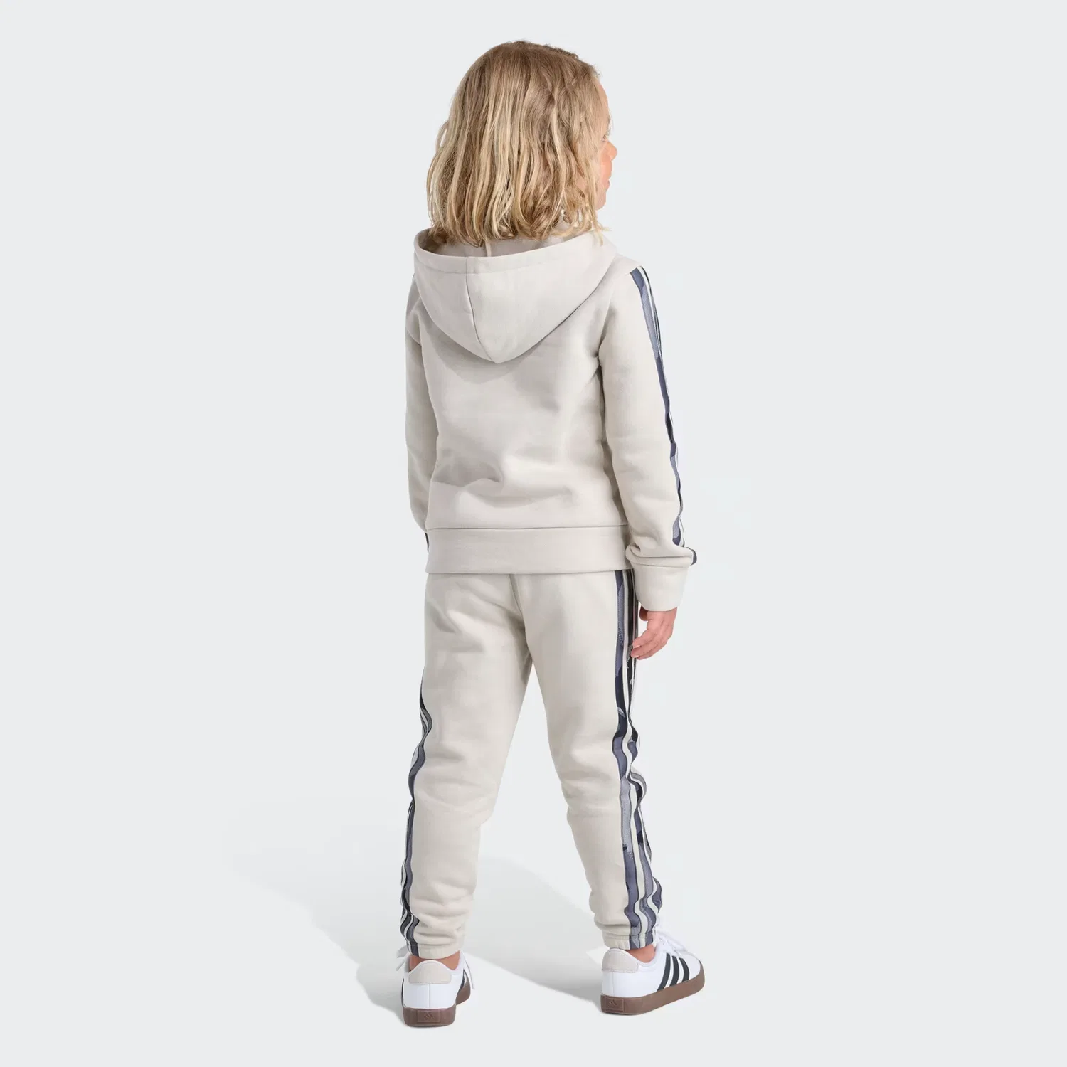 Детский флисовый комплект из 2 предметов с камуфляжным принтом Adidas Sportswear, Alumina — фото 2