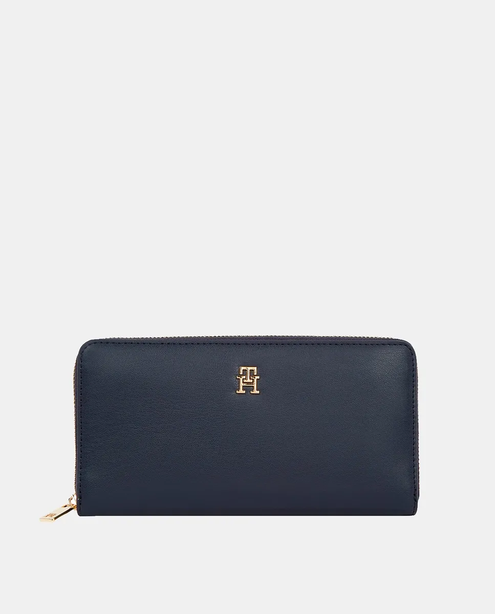 

большой кошелек темно-синего цвета с логотипом Tommy Hilfiger