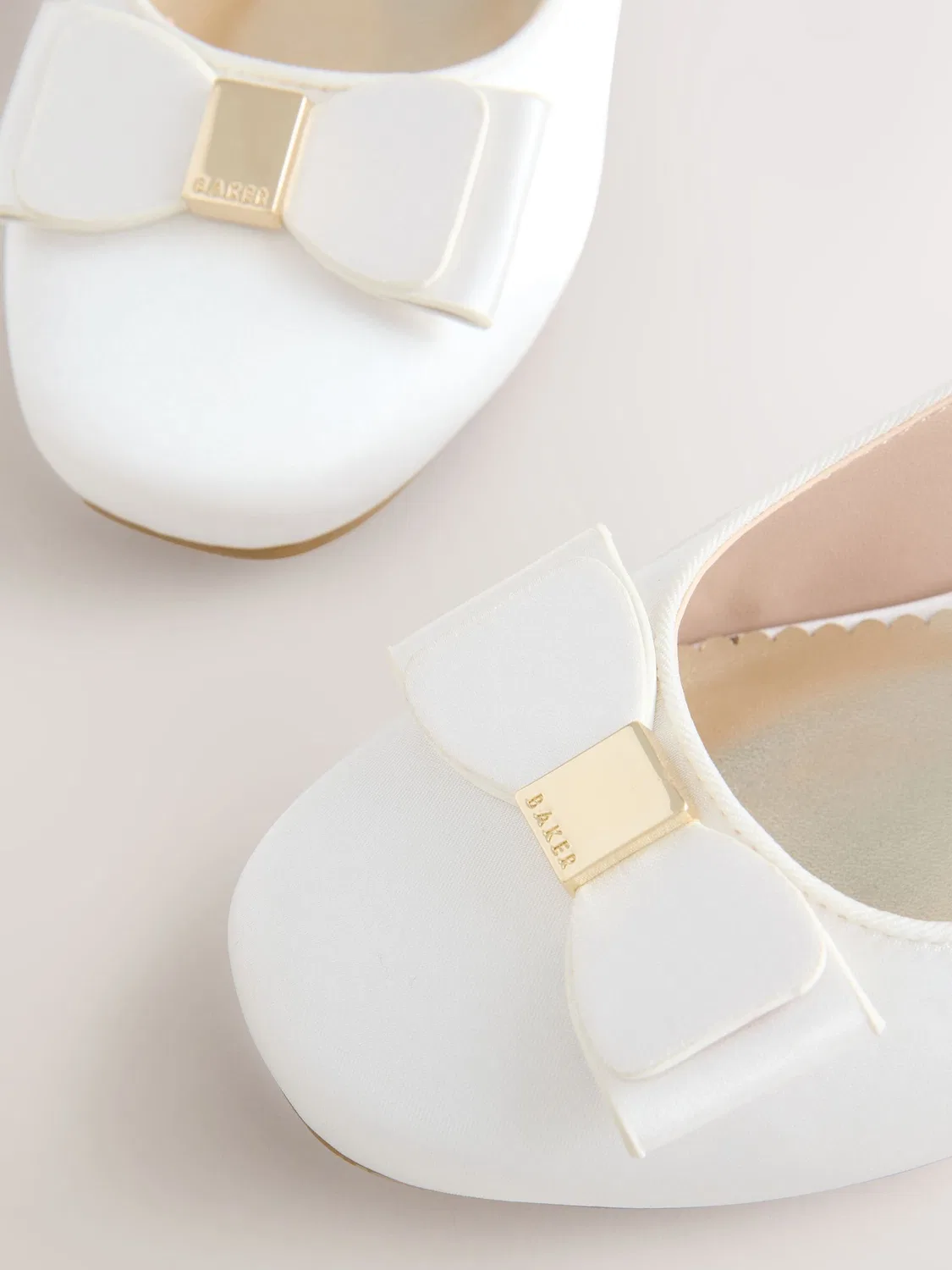 Туфли на каблуке с ремешком Baker by Ted Baker, слоновая кость — фото 4