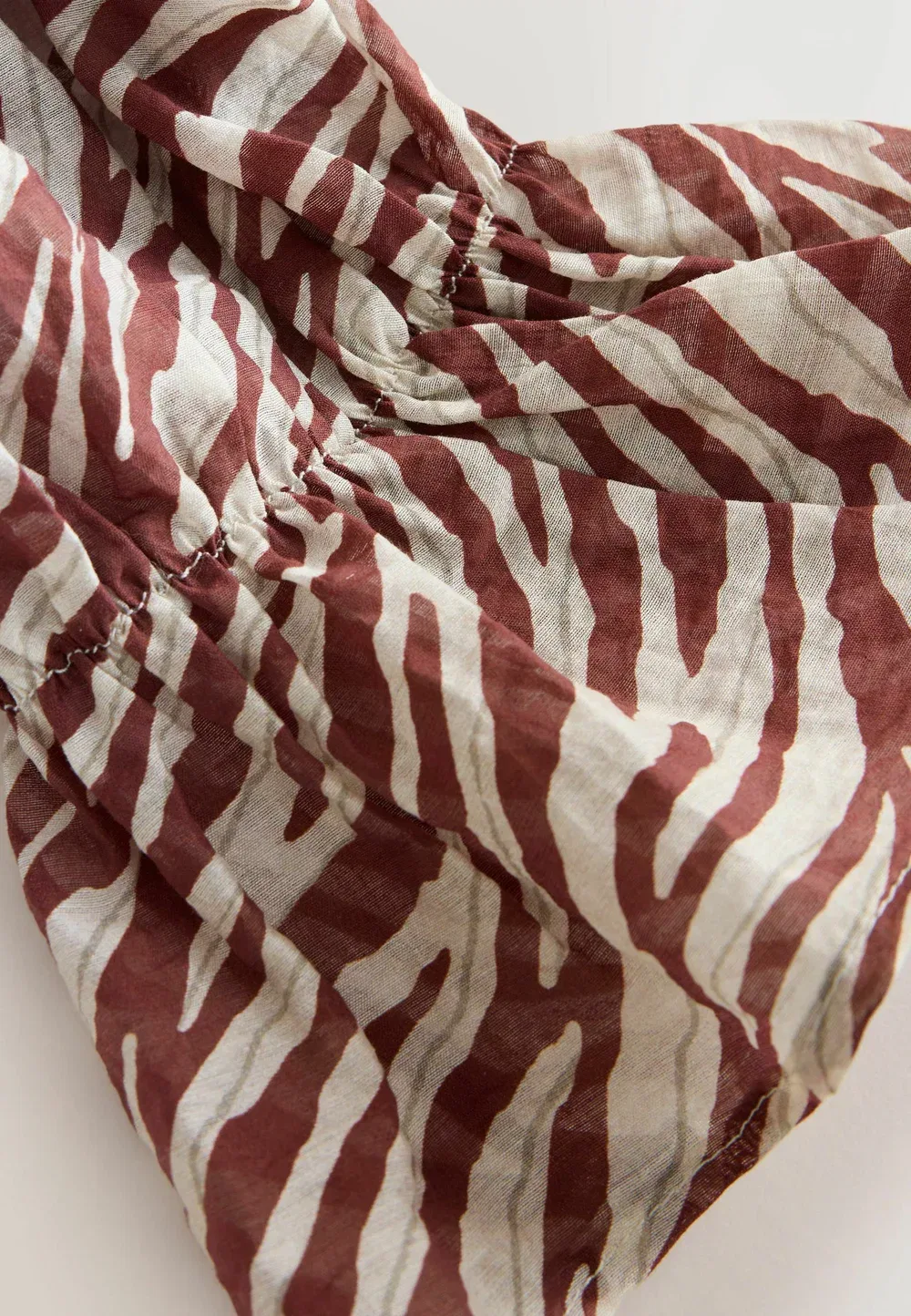 Блузка прямого кроя с длинными рукавами и оборками, на пуговицах Next, Chocolate Ecru Zebra Print — фото 4