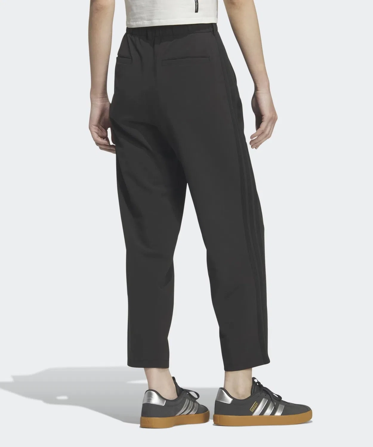 Женские спортивные брюки свободного кроя с зауженным силуэтом, модель Stretch Doubleweave Loose Fit Tapered Leg Open Hem, Adidas, Black/Black — фото 2