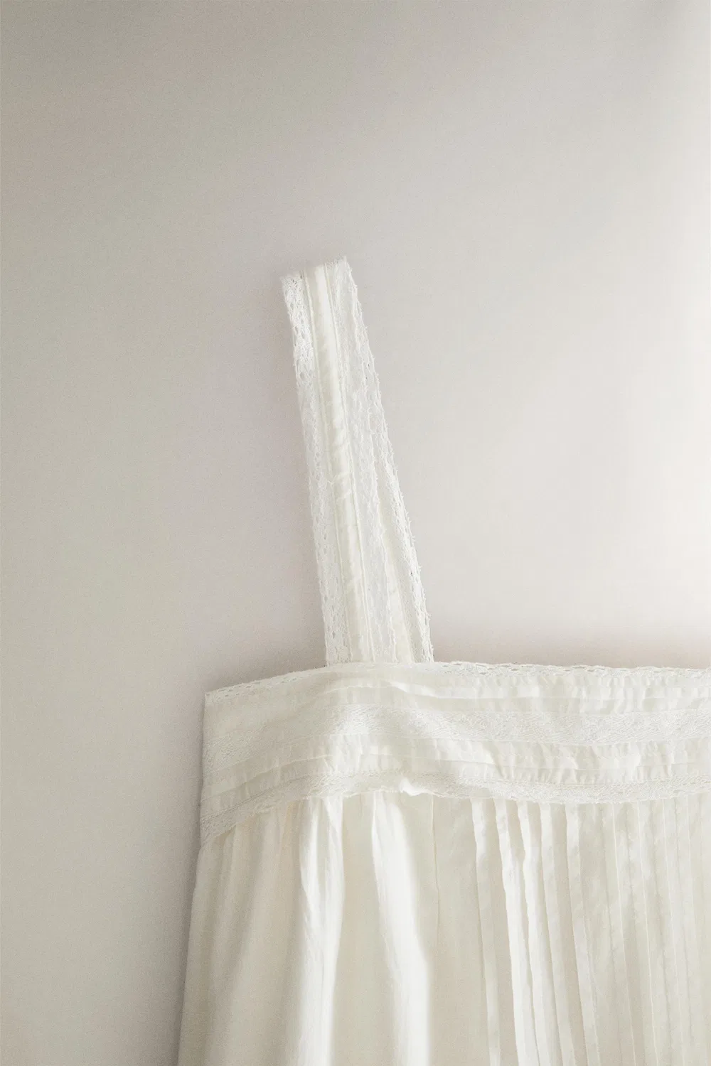 Ночная рубашка на бретелях с кружевом и складками ZARA, Ivory — фото 2