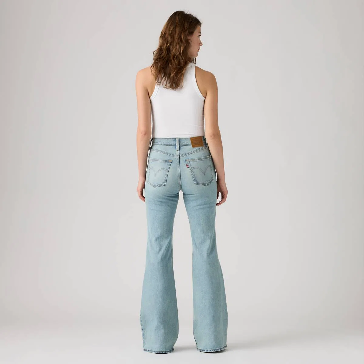 Женские джинсы-клеш с ребристым силуэтом Levi's, Belindas Light - Light Wash — фото 3