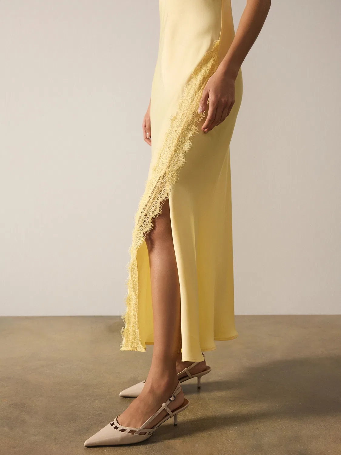 Платье-комбинация миди с кружевом, Satin Midi Dress Next, желтый — фото 3