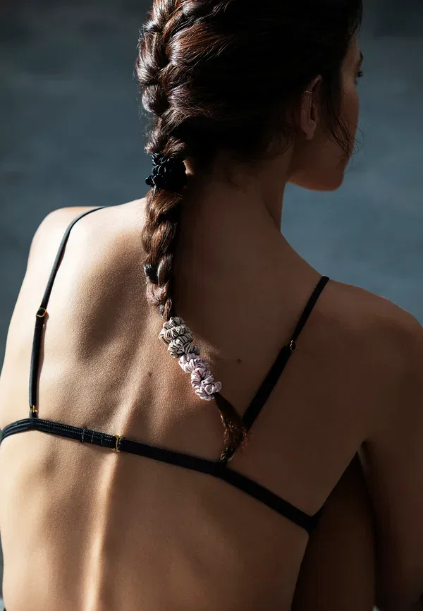 Резинка для волос шелковая Skinny Scrunchie Slip beige 17 г — фото 3