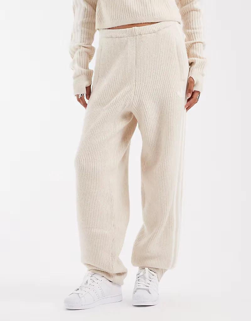 Вязаные спортивные брюки Adidas Originals x Jennie с отворотами, светло-бежевого — фото 3
