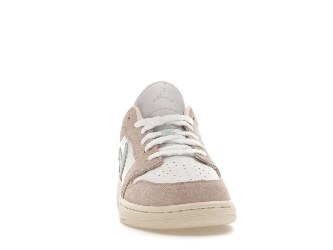 Детские кроссовки Lifestyle с отделкой фестонами Jordan 1 Low SE, Guava Ice/Jade Ice/White/Pink Oxford — фото 2