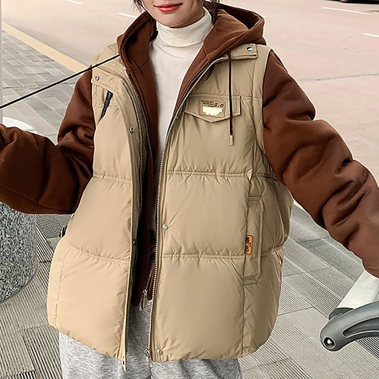 Женский утепленный жилет с капюшоном и молнией Donne Inverno Vacanza Due Breve Piumino di Cotone Gilet Sciolto Zip Felpa Con Cappuccio Donna Moda, cachi — фото 2