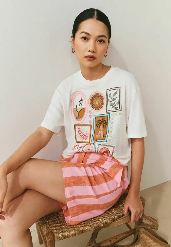 Футболка с вышивкой Regular fit graphic embroidered short sleeve t-shirt Next, Ecru White, белый — фото 4