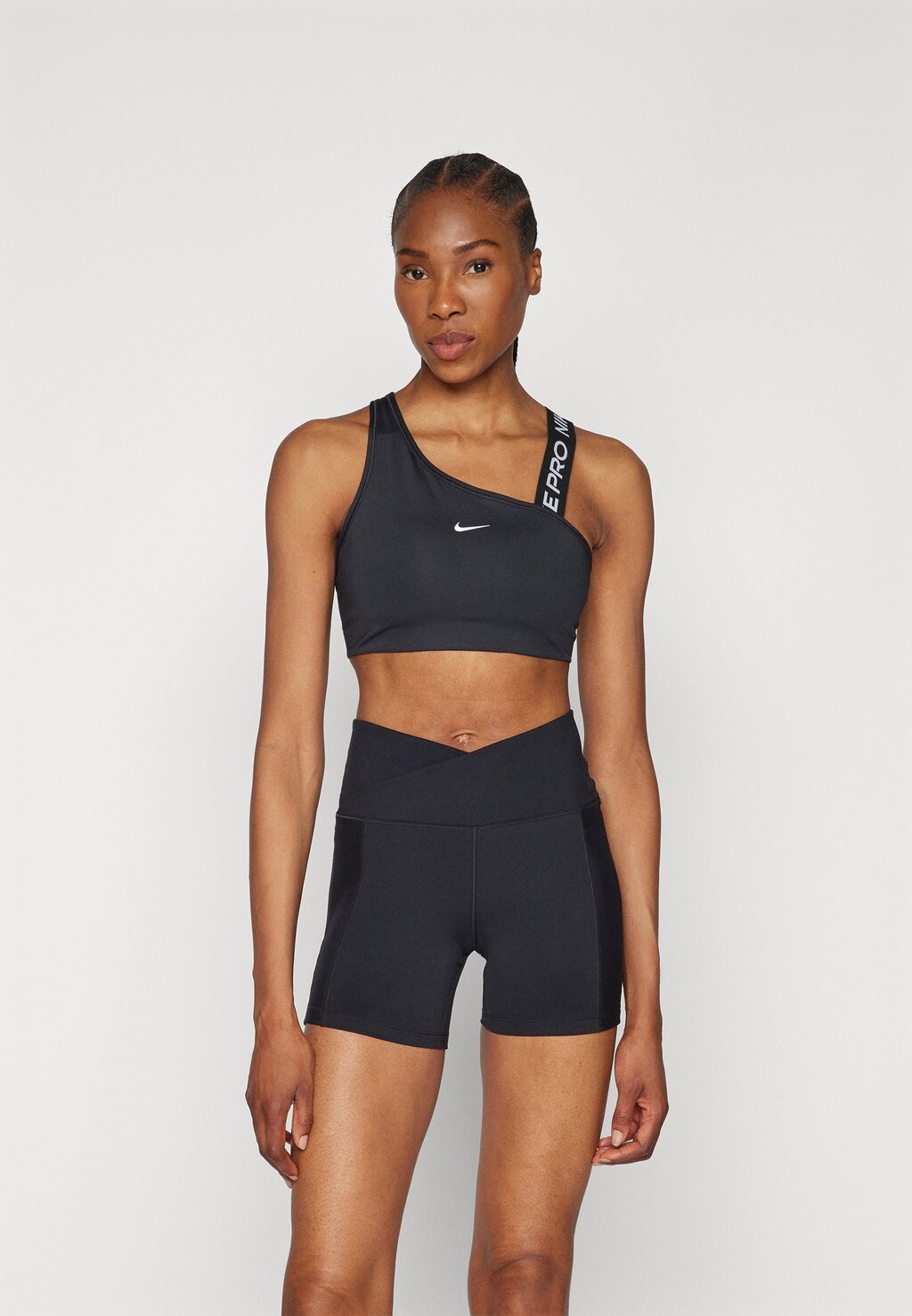 

Спортивный бюстгальтер средней поддержки BRA Nike, черный