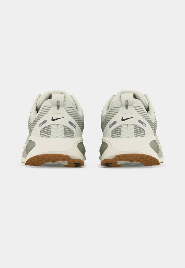 Кроссовки беговые Vomero 18 Nike Performance, Spruce Aura/Black Spruce/Jade Horizon/Light Silver-coloured/Sail, черный — фото 4