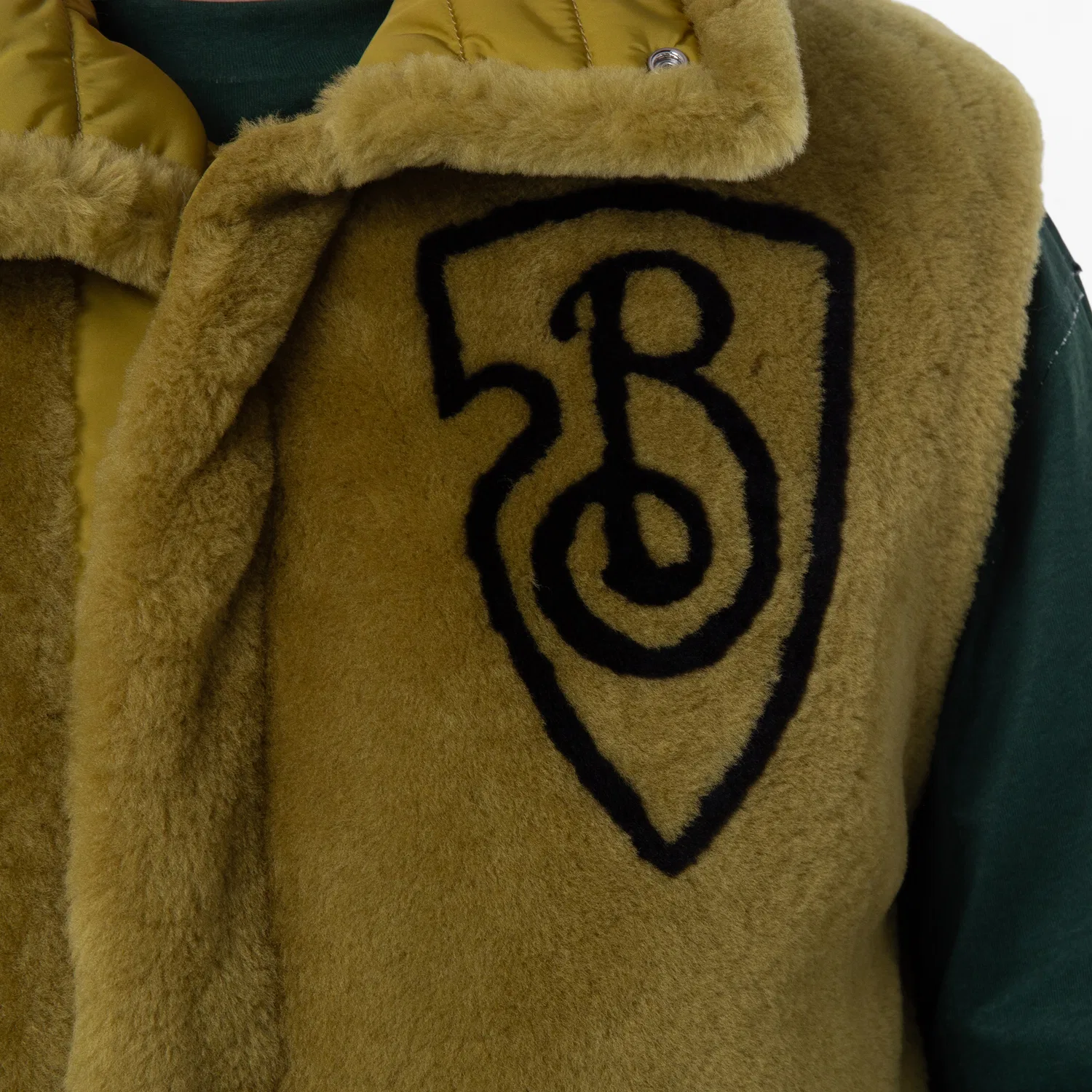 Жилет из овчины с пуховым наполнителем Lamb Shearling Down Vest with B-Shield Print Burberry, Acre — фото 3