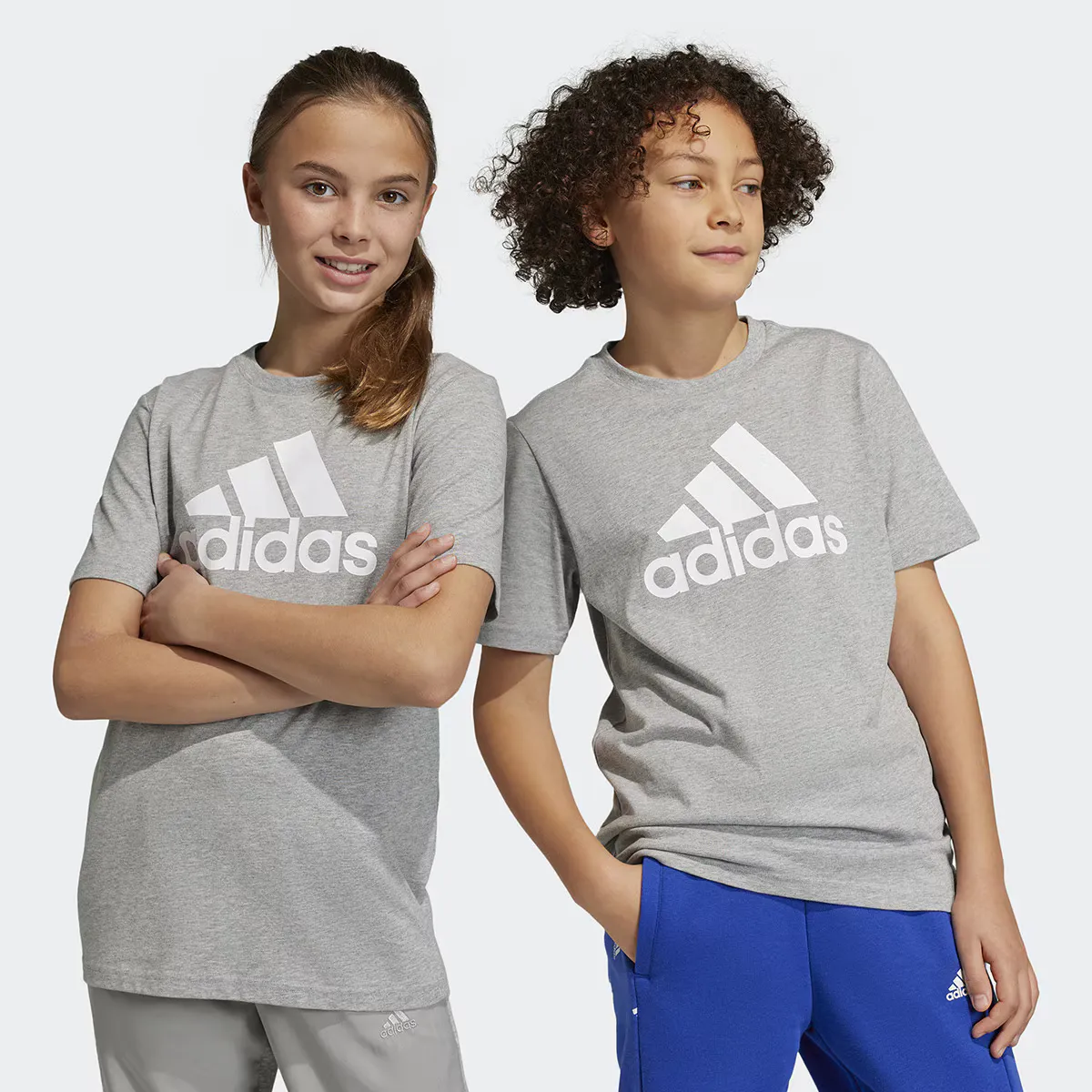 

Kids' Essentials Хлопковая футболка Adidas с большим логотипом, серый/белый