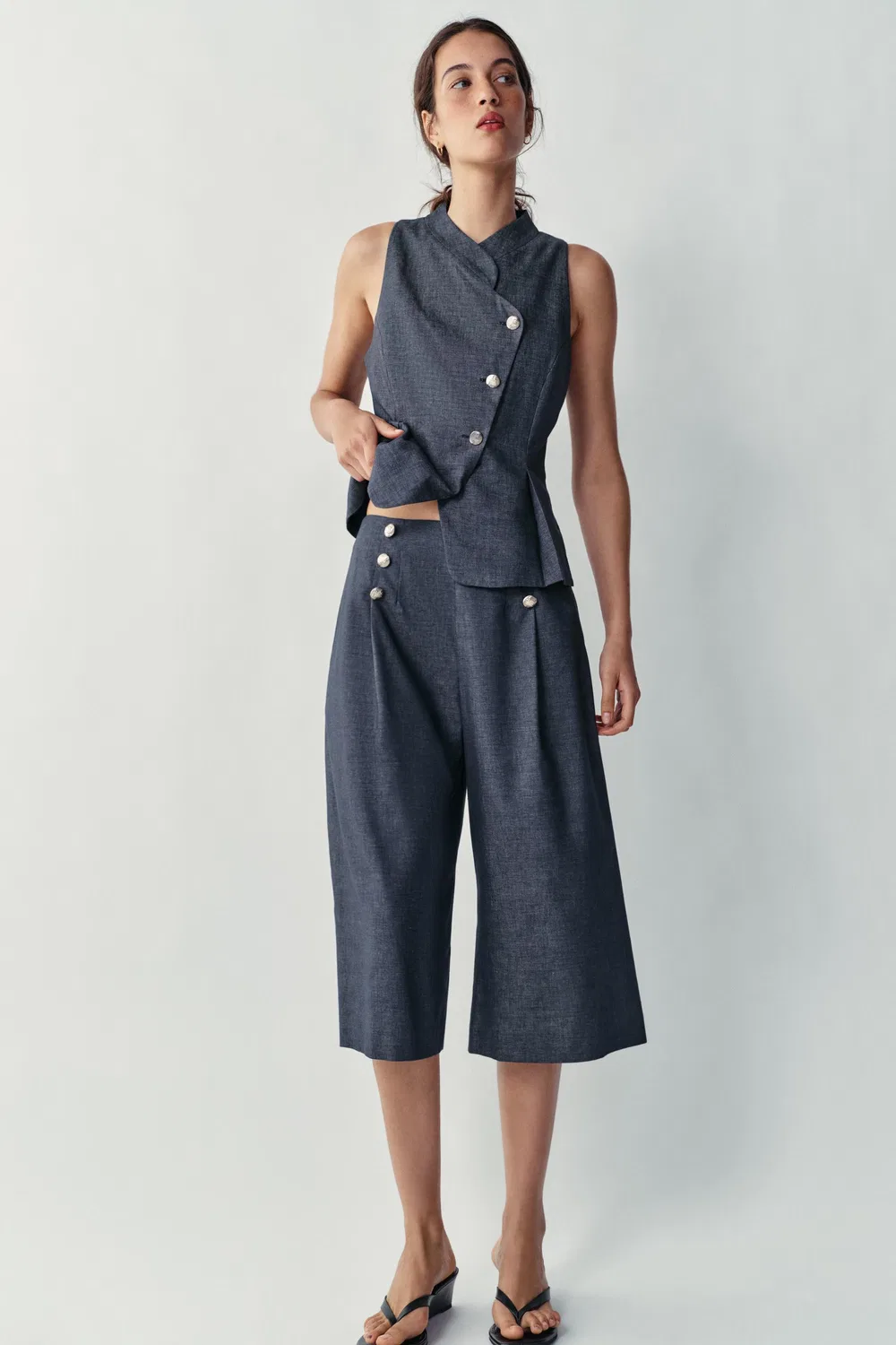 Длинные бермудские шорты из льняной смеси с пуговицами. ZARA, Indigo