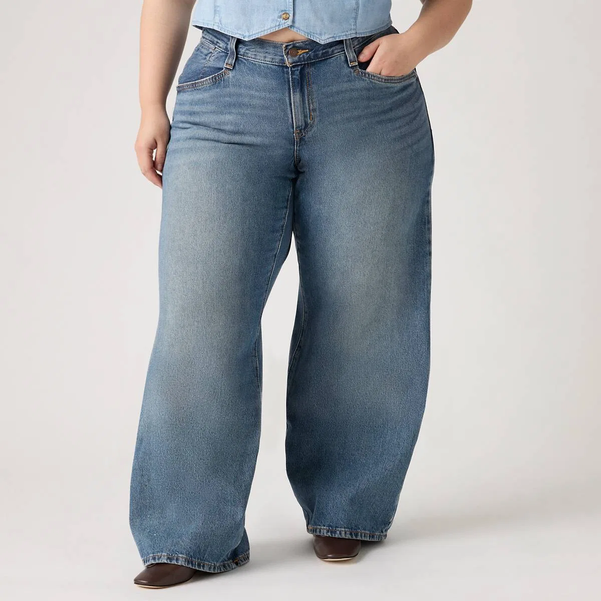 широкие джинсы-клеш 94 для женщин (большого размера) Levi's, Beautiful Target Plu - Medium Wash — фото 2