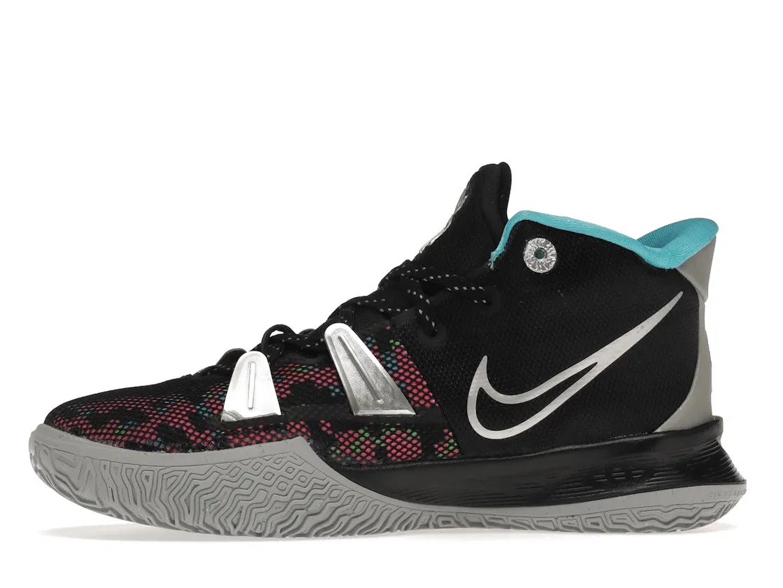 Детские кроссовки для мальчиков баскетбольные Nike Kyrie 7, Black/Light Smoke Grey/Blue Fury/Metallic Silver — фото 3