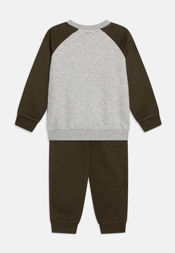 Спортивный костюм из хлопка и полиэстера Minicats raglan jogger unisex set, Puma, Dark Olive, оливковый — фото 2