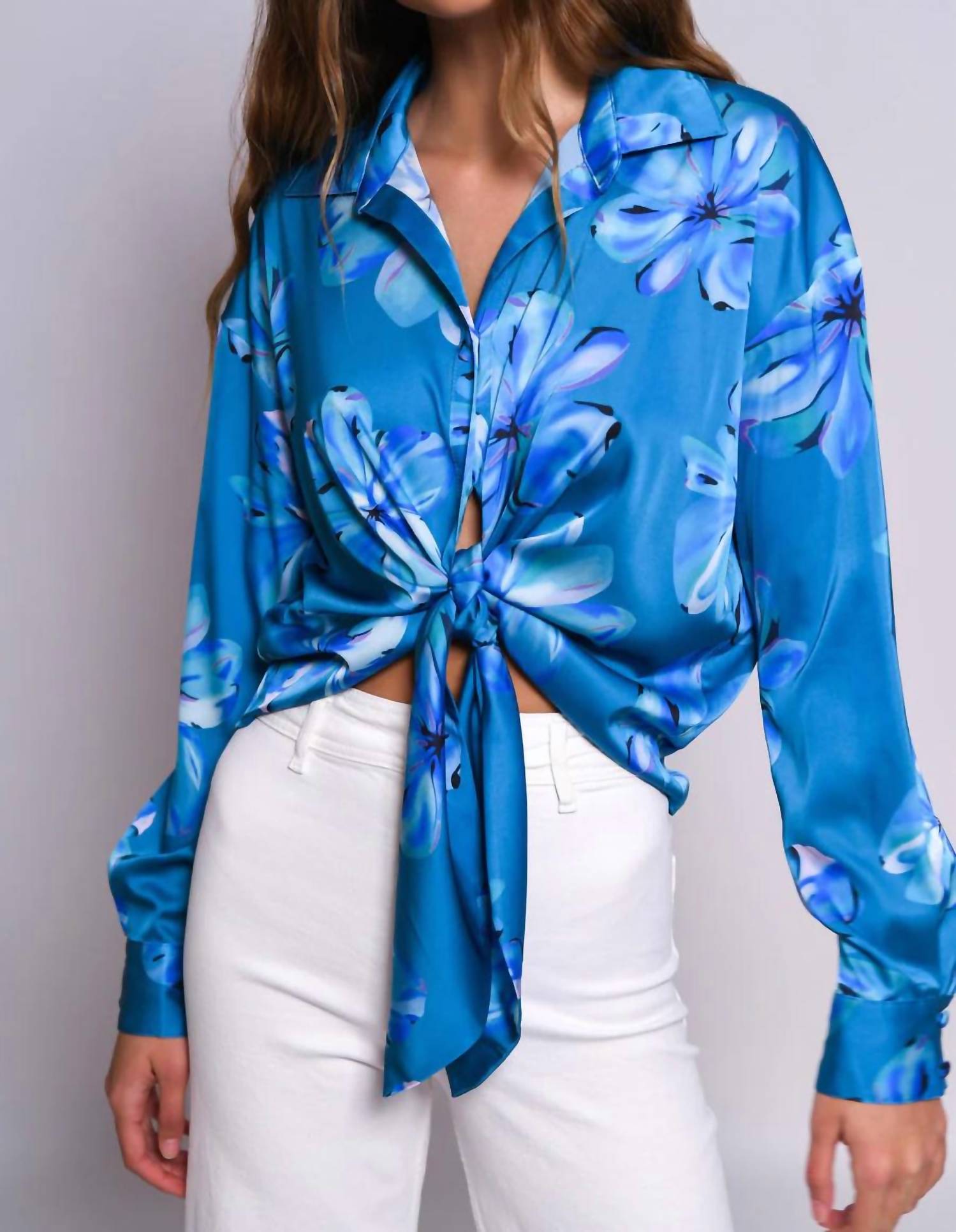 

Топ Робби с синими нарисованными цветами Hutch