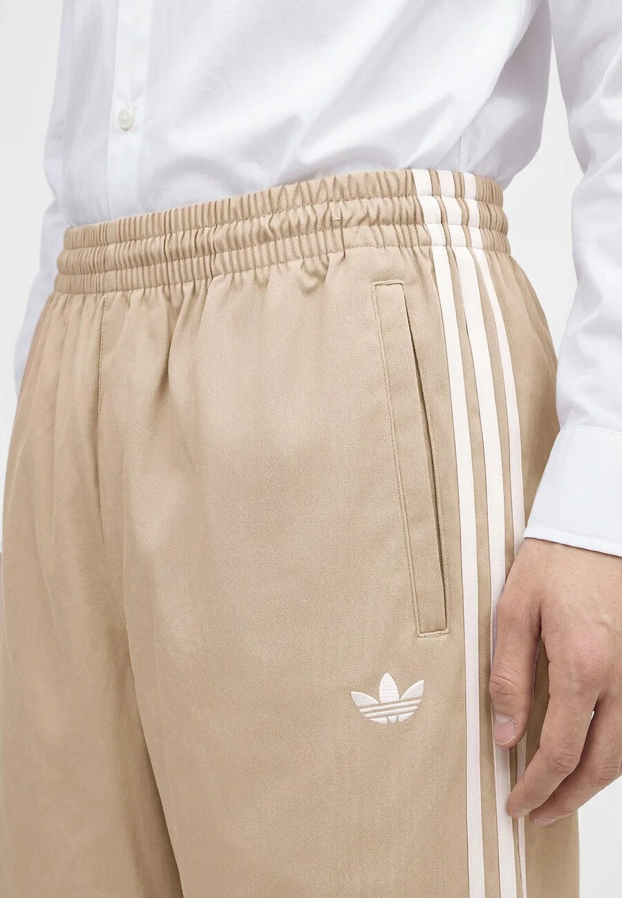 Брюки ADIDAS ORIGINALS свободного кроя, цвет хаки — фото 4