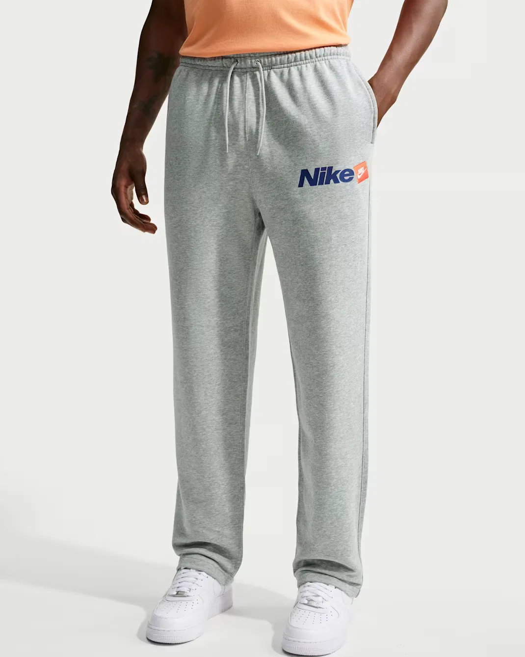 Мужские брюки с открытым низом из французской махровой ткани Nike Club, Dark Grey Heather/Light Smoke Grey/White — фото 2
