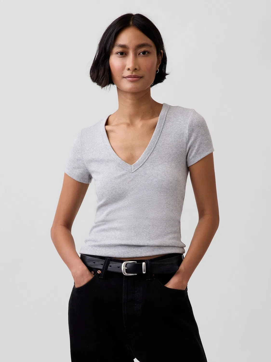 Серая короткая футболка Gap Modern с v-образным вырезом