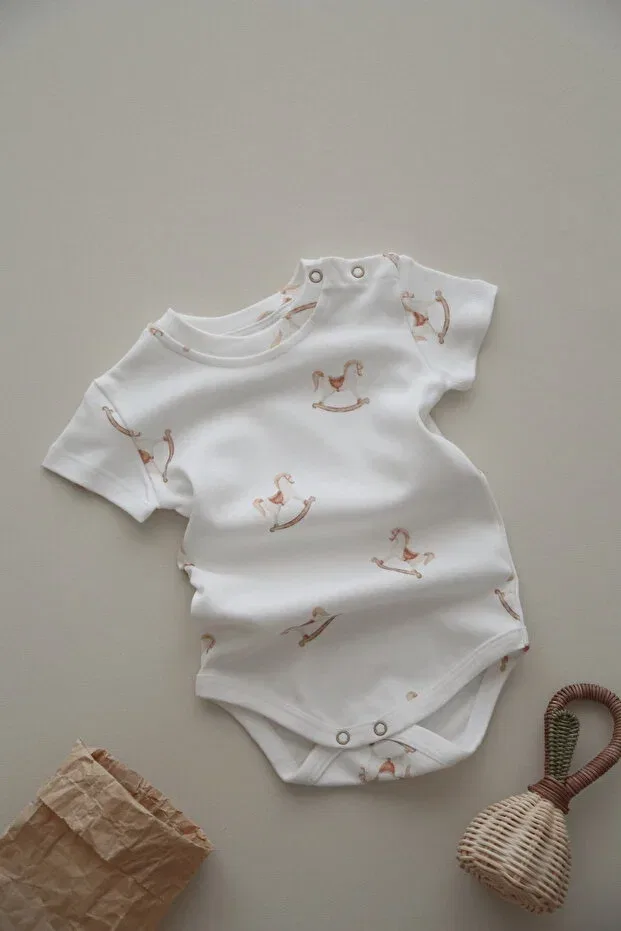 Детское боди с коротким рукавом с принтом Nostalgic horse patterned organic baby bodysuit Dodo'S Baby, White — фото 3