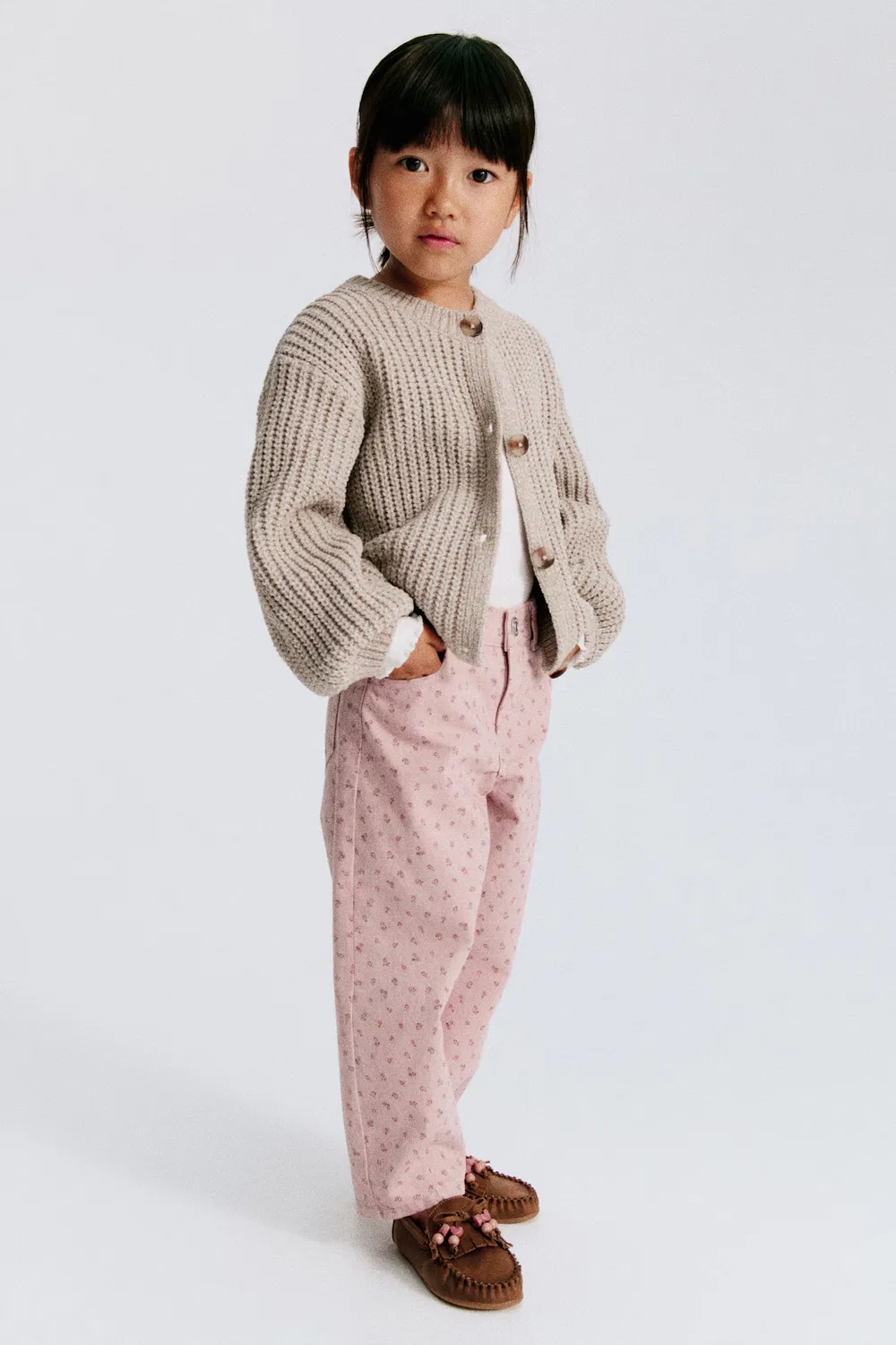 Брюки из хлопчатобумажной саржи с широкими штанинами H&M, Helles Mattrosa/Geblümt