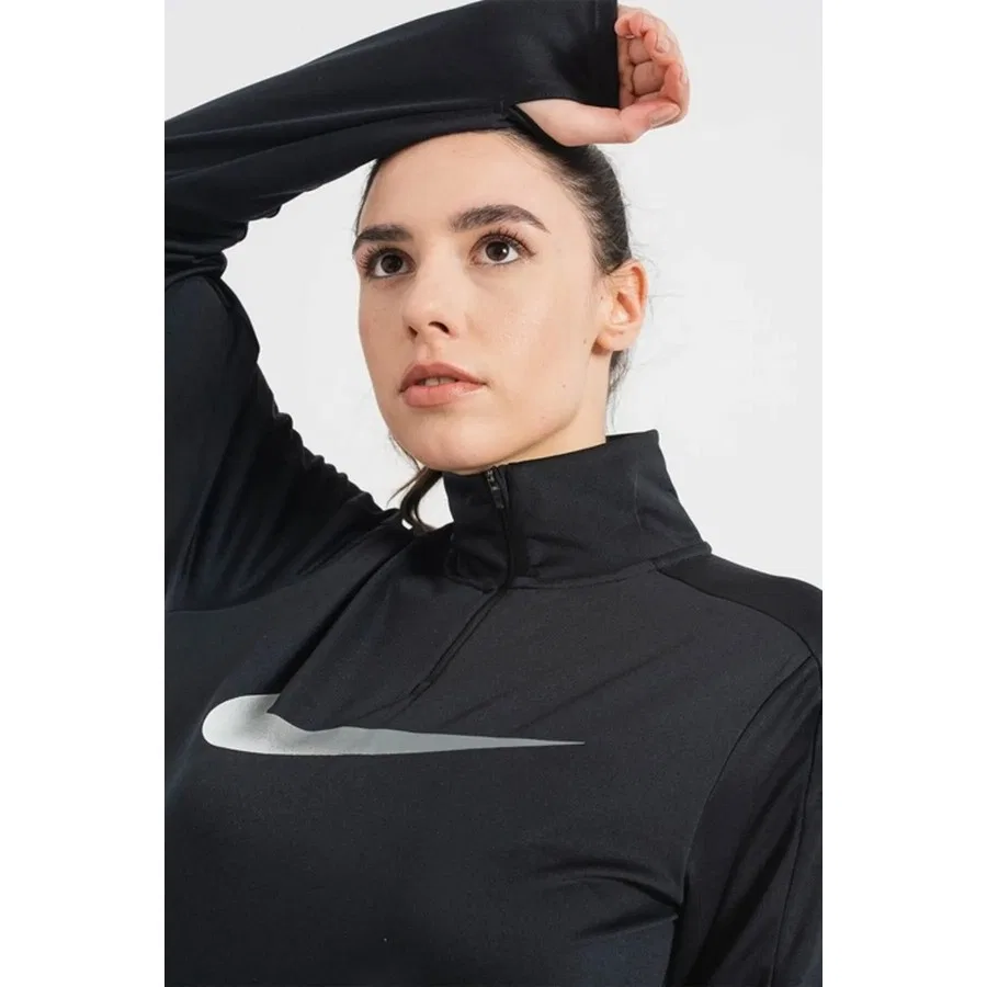 Женский спортивный свитшот с высоким воротом и четверть-замком Nike Dri-FIT Swoosh Hbr Running, Черный — фото 3