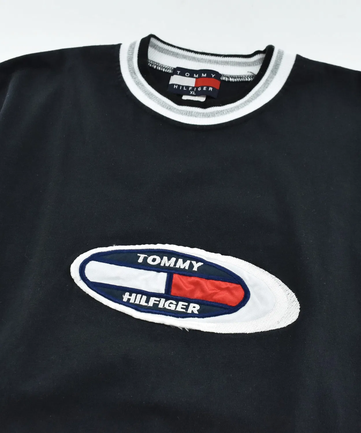 Винтажная футболка Tommy Hilfiger с логотипом, черная — фото 2