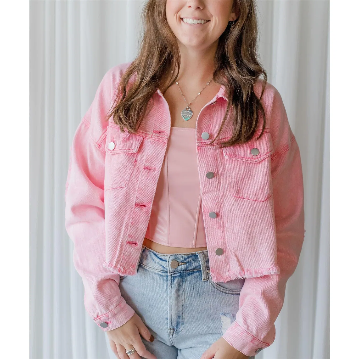 Женская джинсовая куртка с длинным рукавом, рваная, Colore: rosa — фото 2