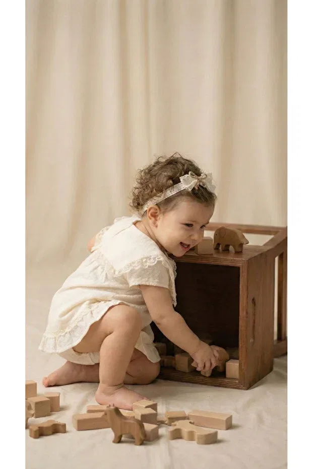 Детское платье для девочек с воротником модель Fisto detailled modelled collar jacquard waffle premium baby dress and hair bandana set Montina, Beige — фото 3