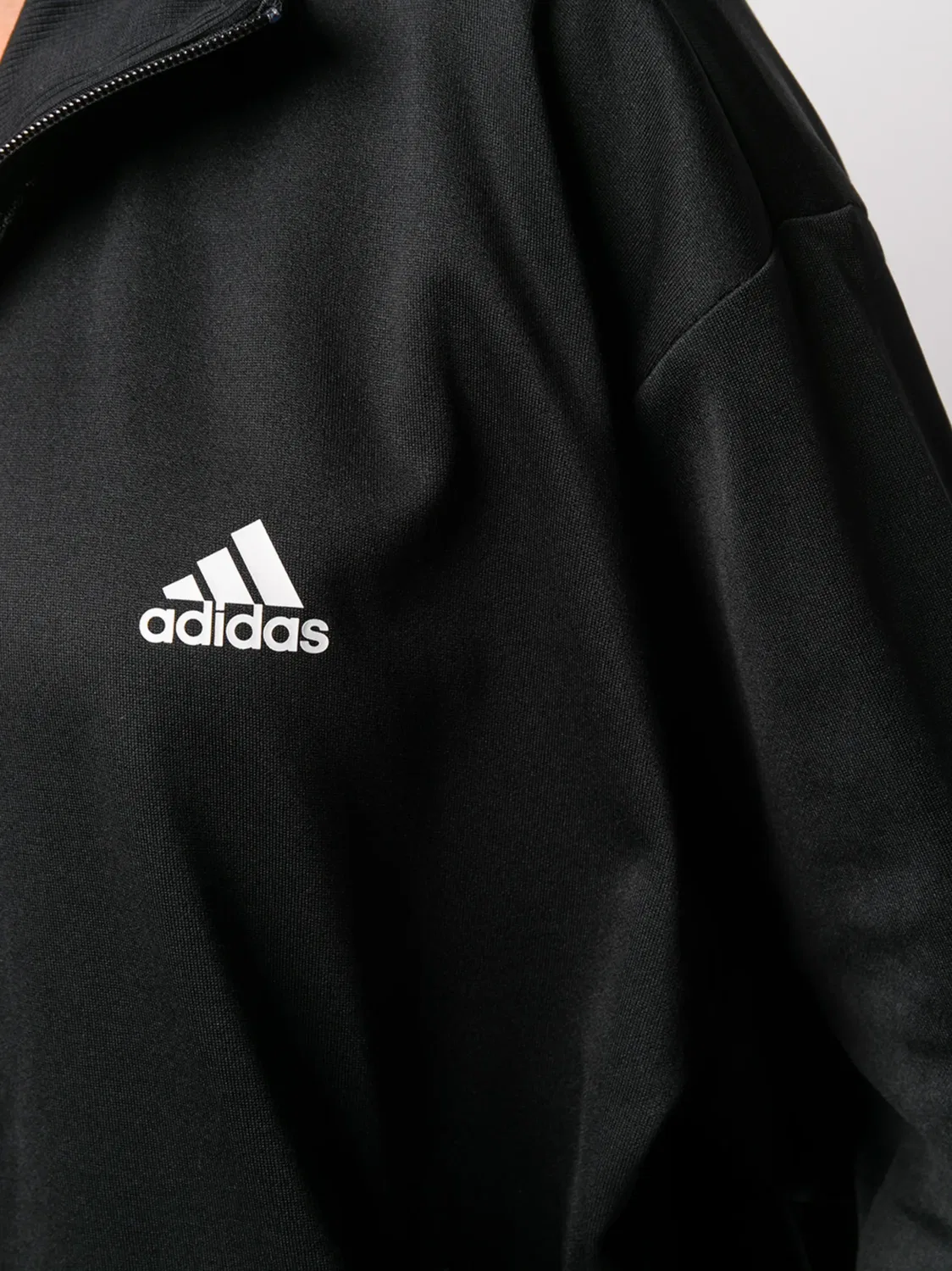 Трековая куртка Must Haves черная Adidas, черный — фото 2