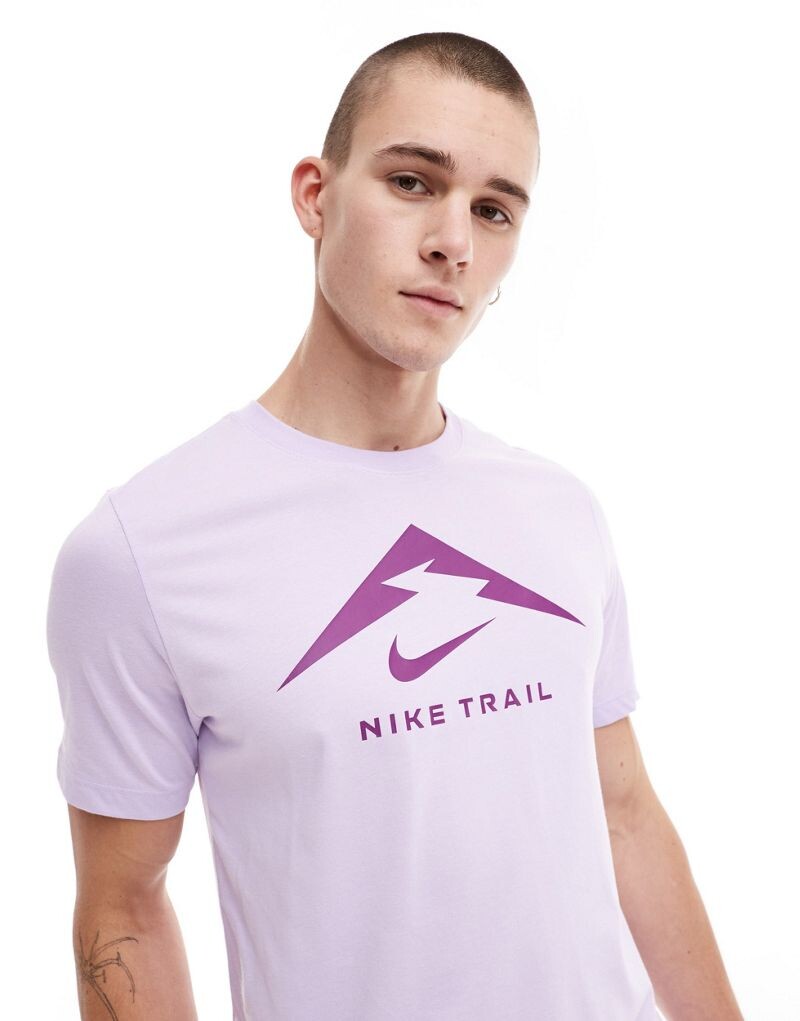 

Фиолетовая футболка с логотипом Nike Trail Dri-FIT