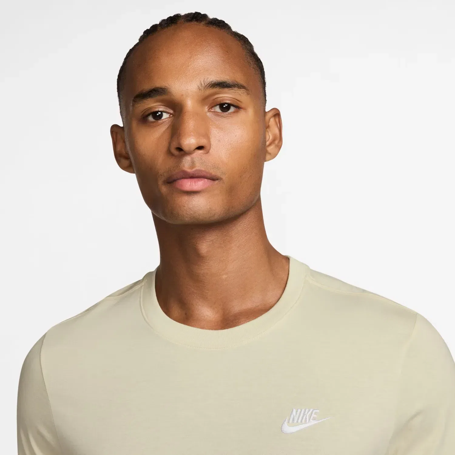 Мужская футболка хлопковая Nike Sportswear Club, Marrón — фото 3