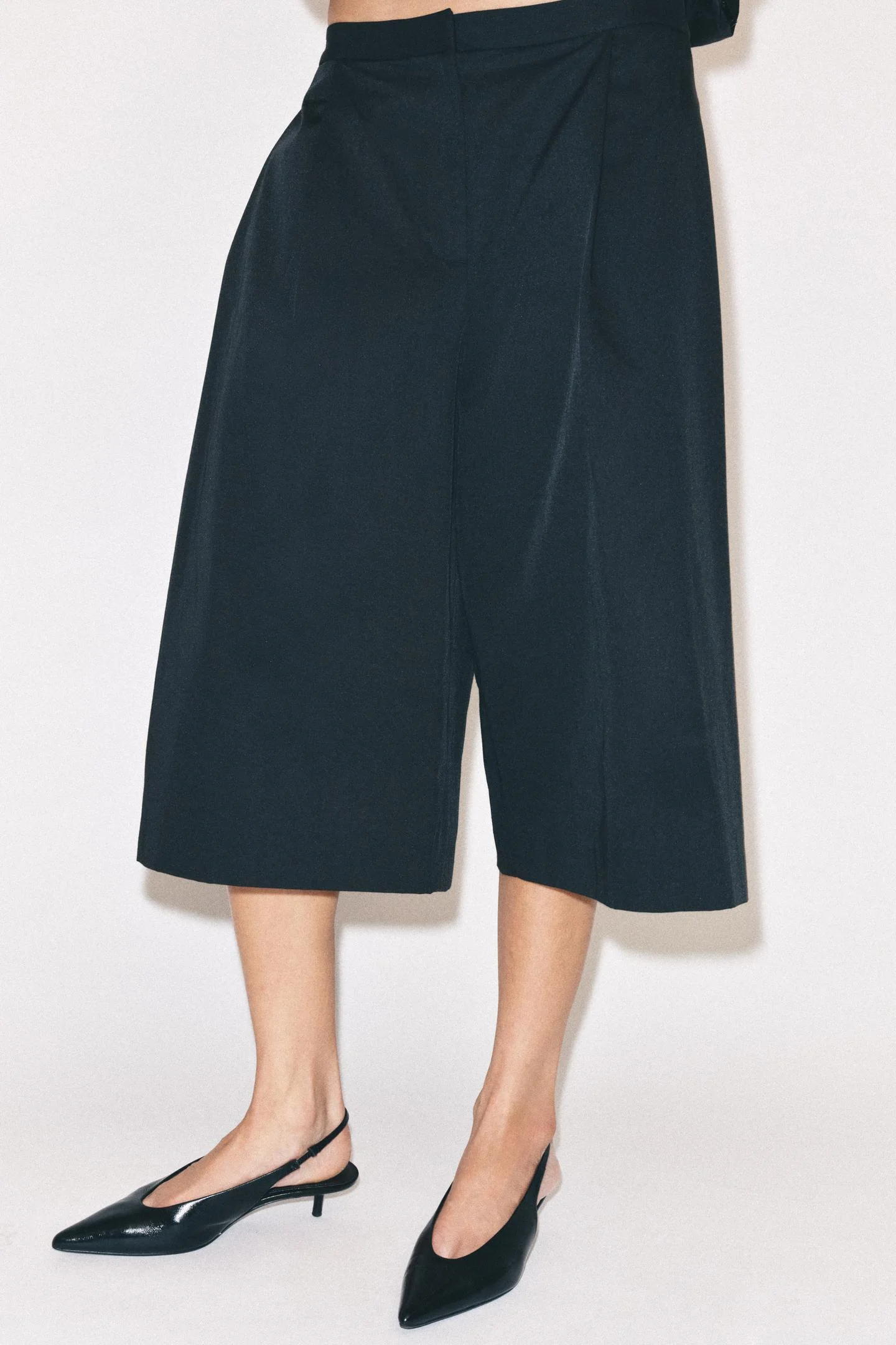 Бермуды Zara со складками, черный